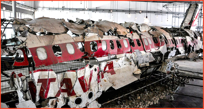 I rottami del DC-9 dell'Italia ricomposti, per le indagini, in un hangar