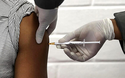 Vaccini: Big Pharma detta legge, la salute non conta