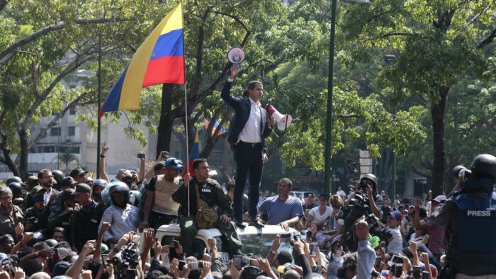 Il fallito golpe in Venezuela e la bandiera russa a Berlino