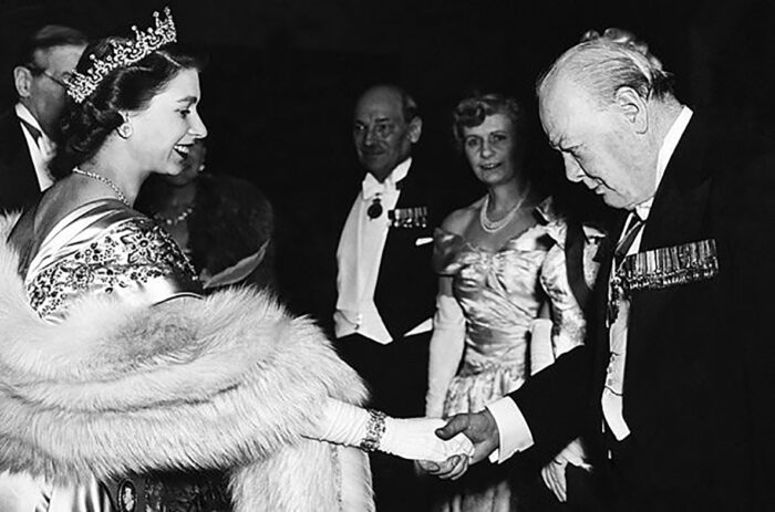 Una giovane Elisabetta II riceve l'omaggio di Winston Churchill
