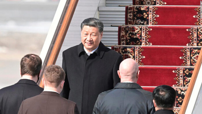 Xi Jinping atterra a Mosca per la visita ufficiale. Xi da Putin, la guerra in Iraq e il summit africano a Mosca